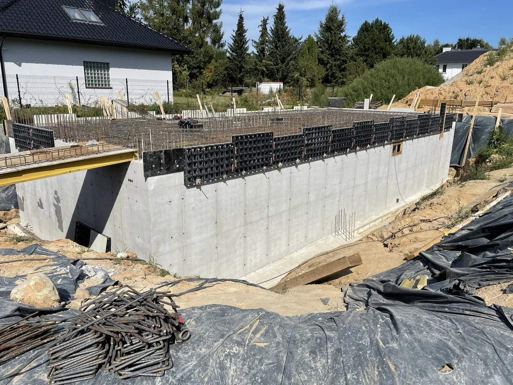 Wykonana żelbetowa konstrukcja piwnicy z przygotowaniem do dalszych robót konstrukcyjnych i stropowych