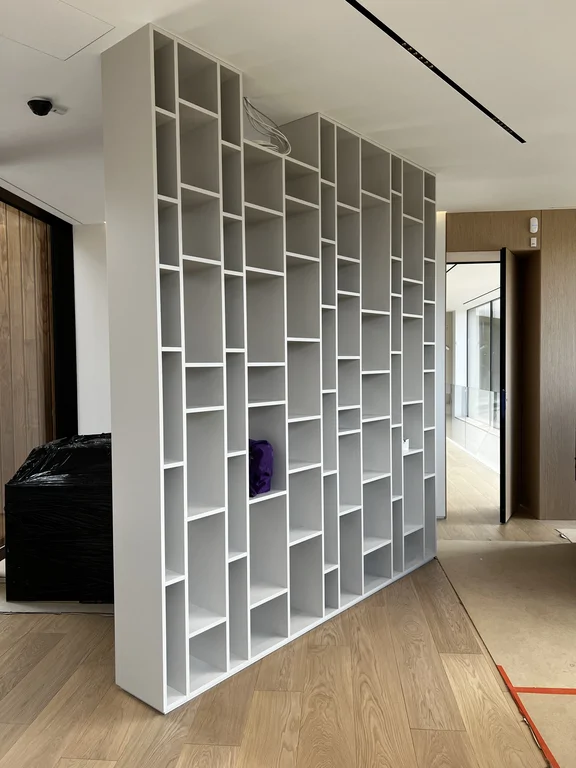 Perspektywa wnęki tarasowej z podkreśleniem głębi i gry światła na drewnie; okno jako „ramka” widoku.