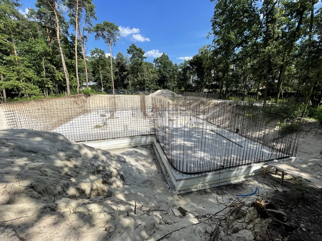 Posadowienie domu w głębokim wykopie z płytą fundamentową piwnicy i obwodowym zbrojeniem ścian 
