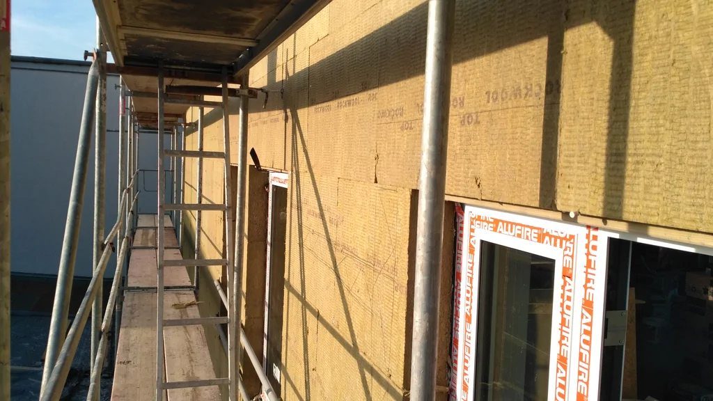 Widok na ocieplaną elewację z rusztowania 