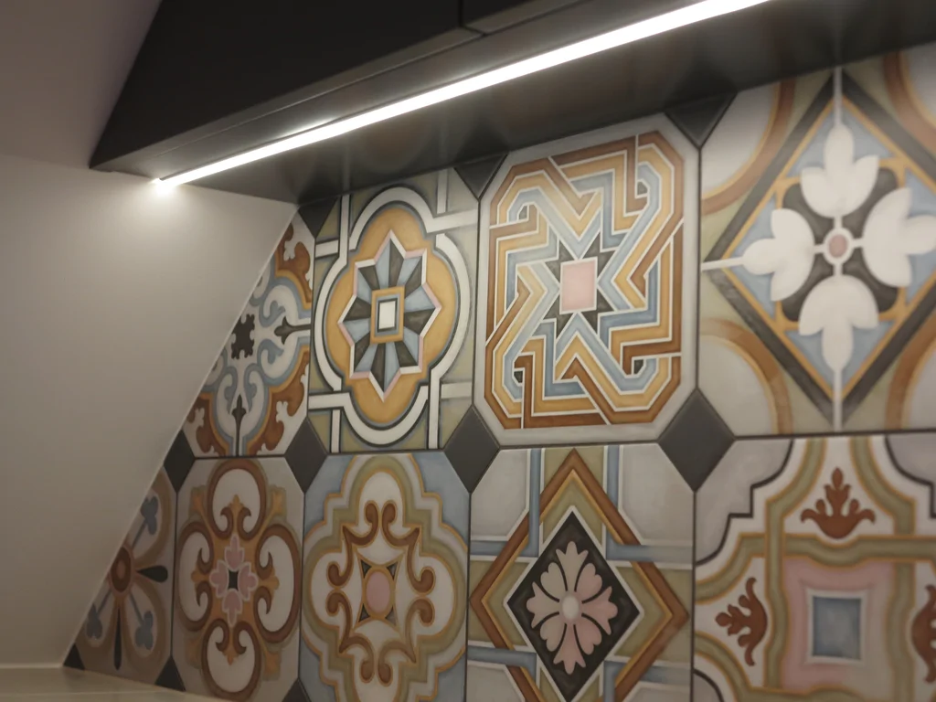 Łazienak, zdobiona wanna, jasne płytki, lukarna 