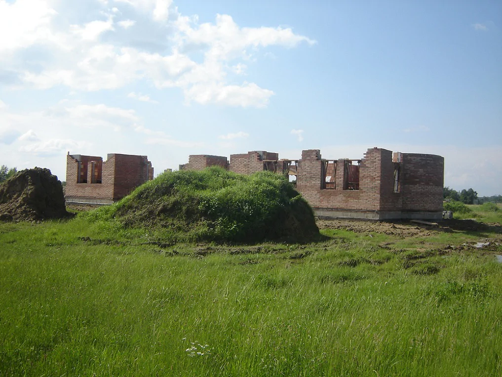 Budowa domu w stanie surowym, wylane ławy fundamentowe, murowanie ścian 