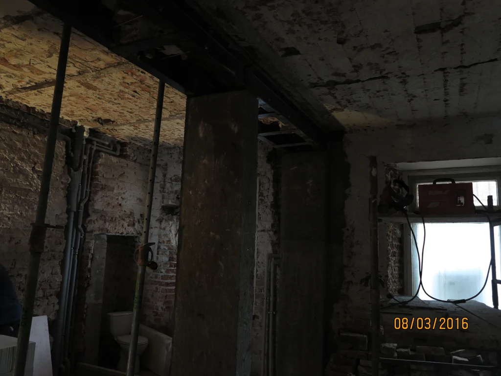 wmontowana belka stalowa podpierająca strop w miejscu kiedyś istniejącej ściany 