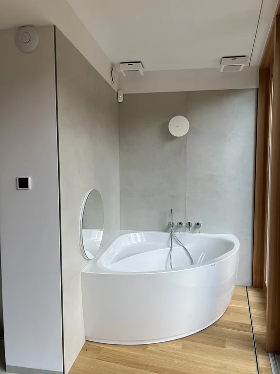 Przestronna łazienka z podwójną umywalką, zielonymi płytkami i dużym lustrem