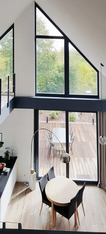 Duża witryna okienna, stolik i krzesłą 