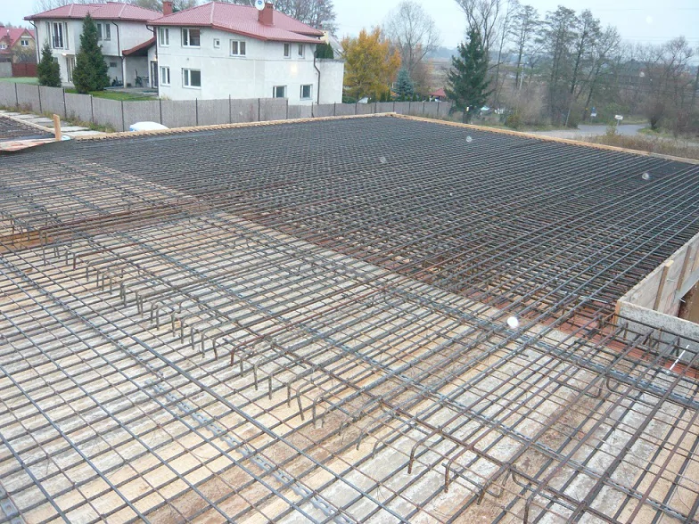 Zbrojenie stropu żelbetowego na deskowaniu, gęsta siatka prętów przed betonowaniem