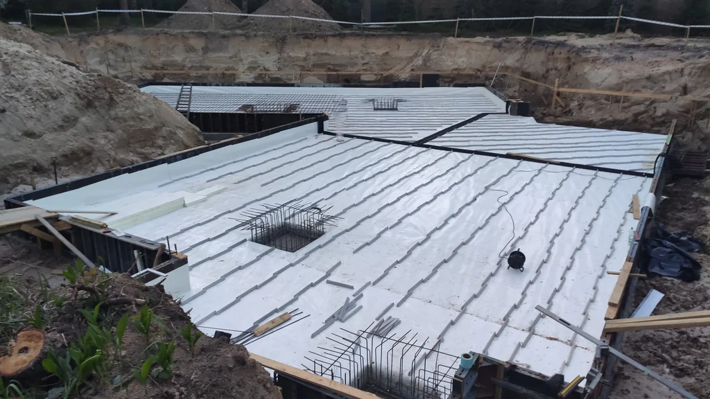 Przygotowanie płyty fundamentowej i przepustów instalacyjnych pod dom jednorodzinny z piwnicą w technologii białej wanny