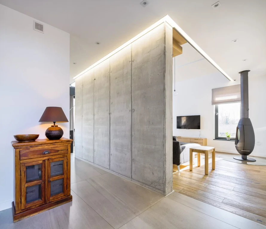 Dom w stanie pod klucz, ściana z betonu architektonicznego, jasne przestrzenie, koza 