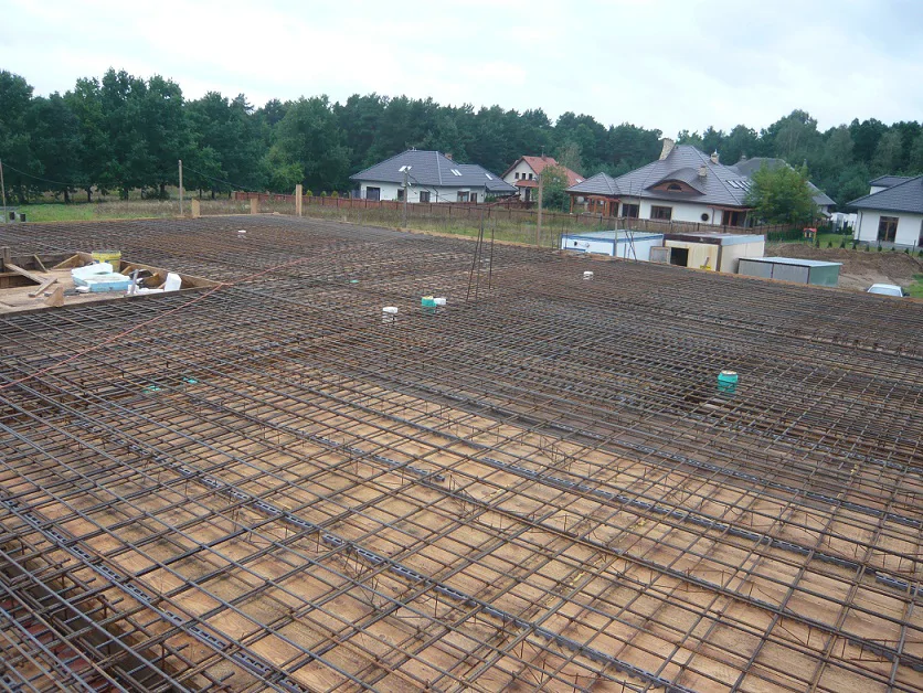 Zbrojenie stropu – gęsta siatka prętów stalowych przygotowana do betonowania