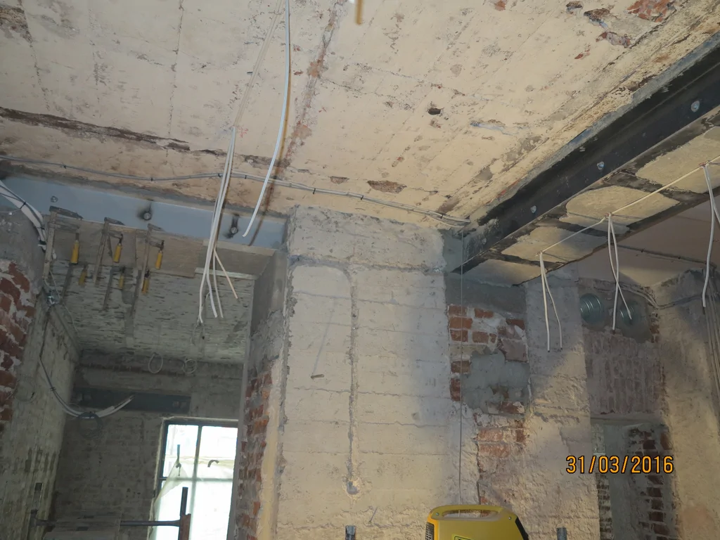 skute tynki, belka stalowa 