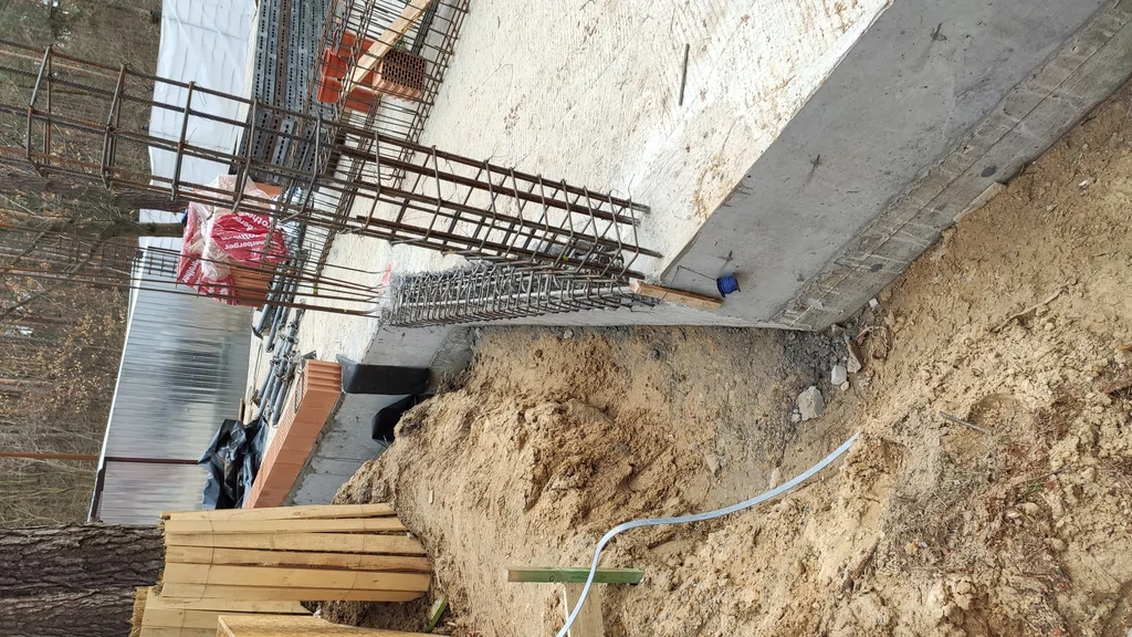 Krawędź płyty fundamentowej ze zbrojeniem obwodowym i przygotowanym deskowaniem