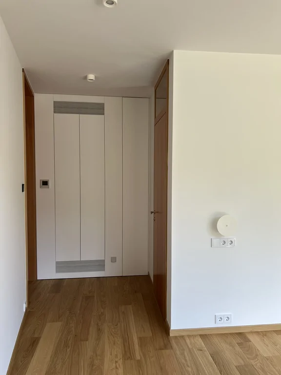 Zielona łazienka z umywalką, toaletą i przeszkloną strefą prysznica