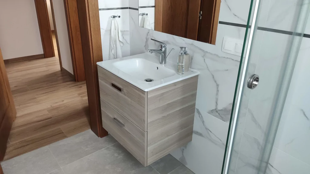 łazienka płytki na podłodze i ścianach, lustro