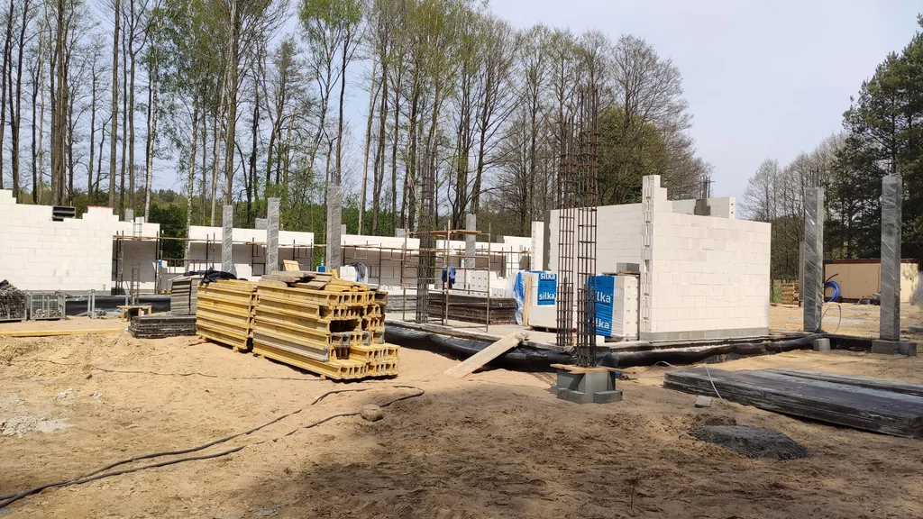 Murowanie ścian nośnych z bloczków oraz przygotowanie rdzeni żelbetowych – stan surowy