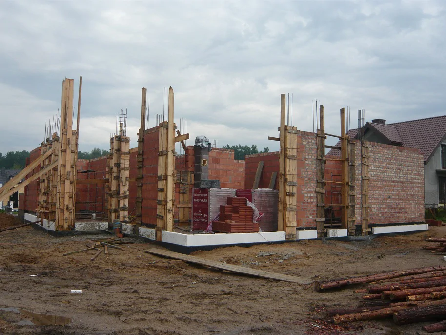 Wznoszenie ścian zewnętrznych – deskowania i przygotowanie pod elementy żelbetowe