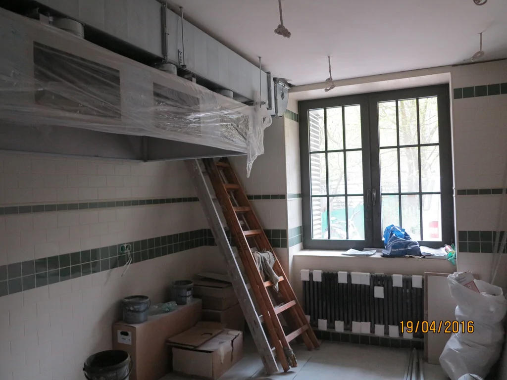 Pomieszczenie z płytkami na ścianach, okno 