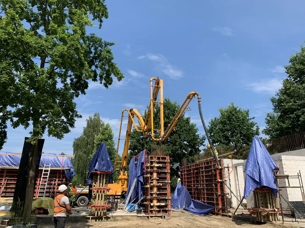 Pompa do betonu i szalunki ścian/słupów – betonowanie elementów żelbetowych w realizacji z betonu architektonicznego