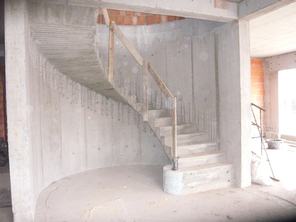 żelbetowe schody wewnętrzne w stanie surowym, widok na klatkę schodową