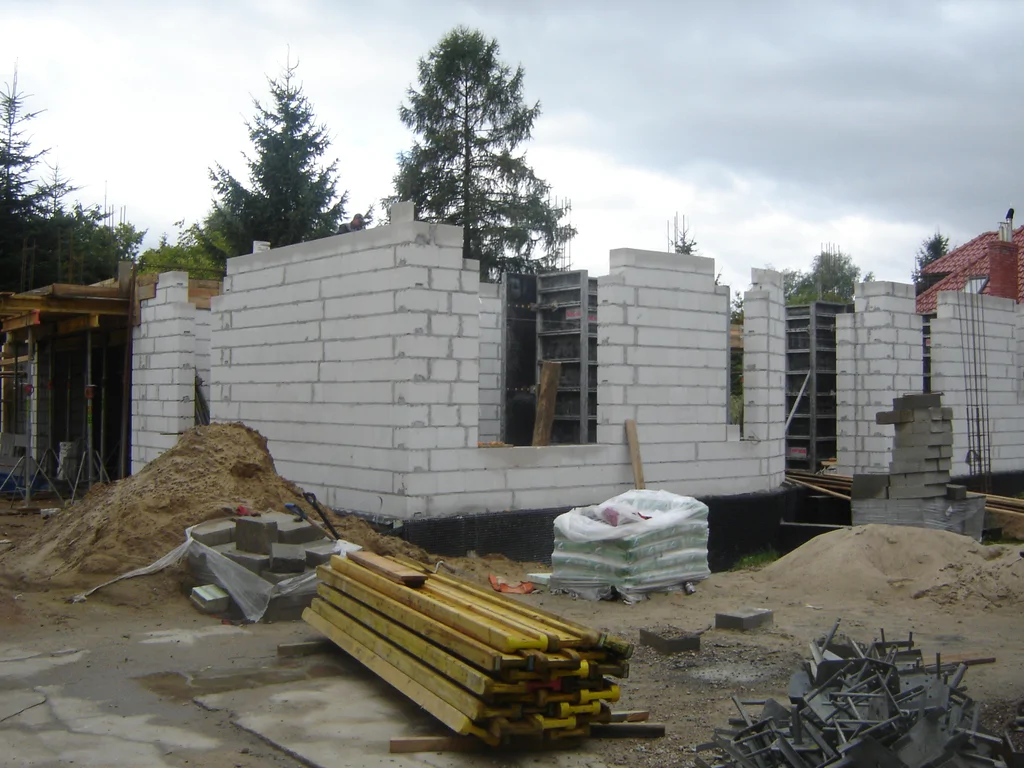 widok na murowanie ścian zewnętrznych