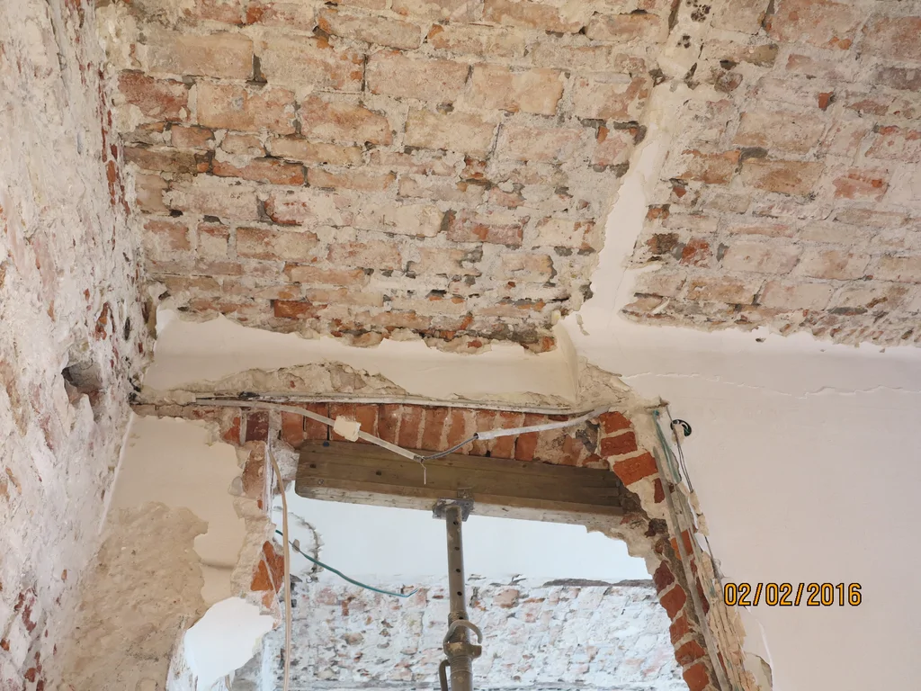 skute tynki na ścianach 