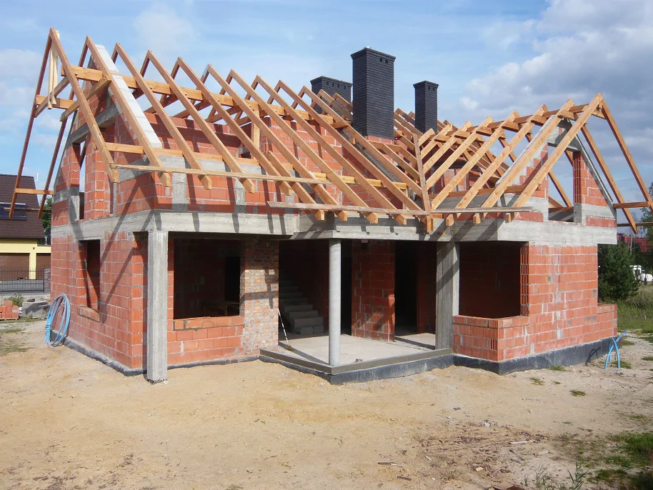 Stan surowy: pełniejsza konstrukcja dachu i zadaszenie strefy wejścia