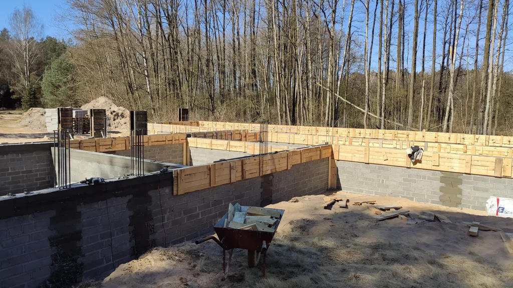 Wykonane ściany fundamentowe z przygotowaniem wieńca/rygla – etap przed zasypkami