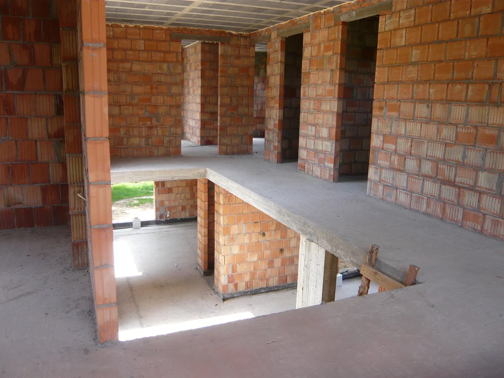 Budowa domu jednorodzinnego, mury, strop żelbetowy