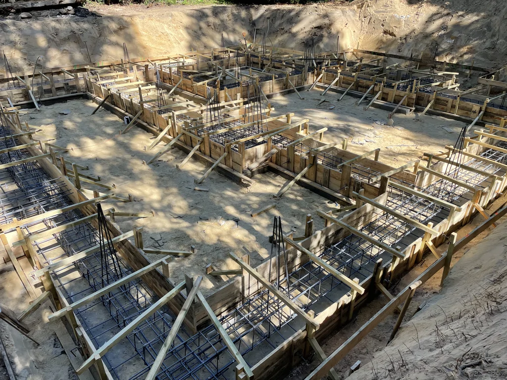 wymurowane ściany fundamentowe na ławach prace izolacyjne 