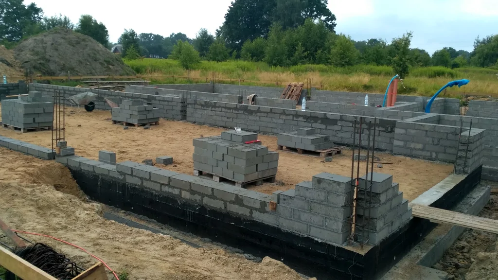 Murowanie ścian fundamentowych, częściowe zasypki 