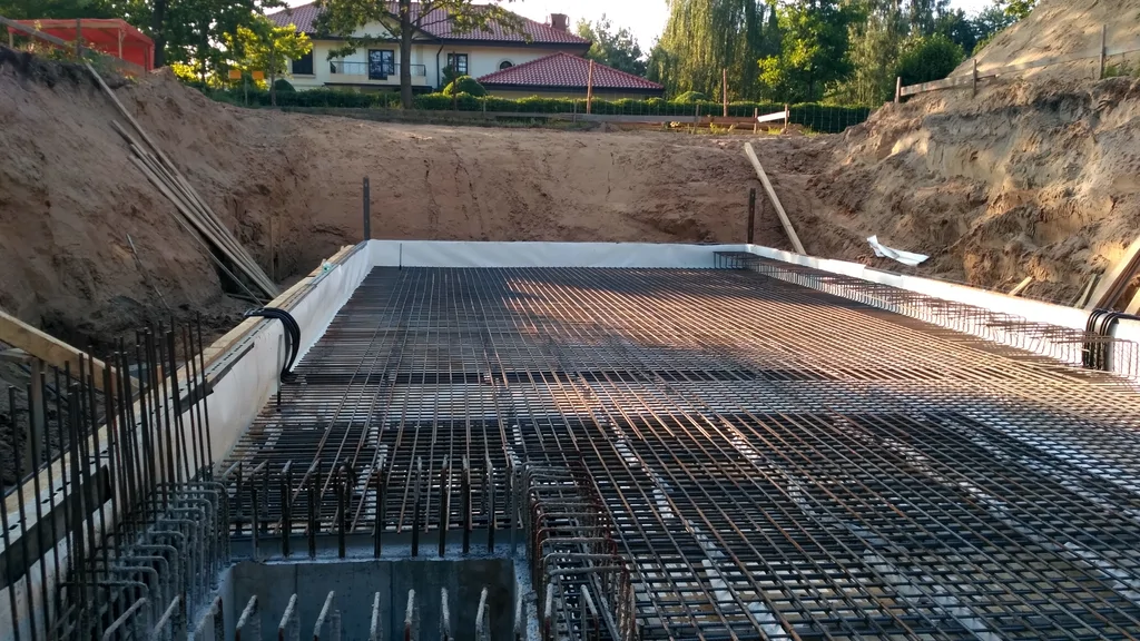 Zbrojenie płyty fundamentowej w wykopie – etap stanu surowego pod konstrukcję żelbetową