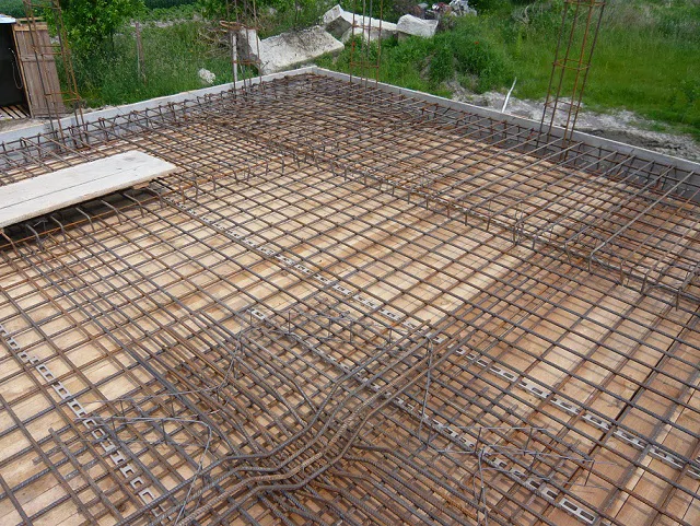 Budowa domu jednorodzinnego, stan surowy, zbrojenie stropu