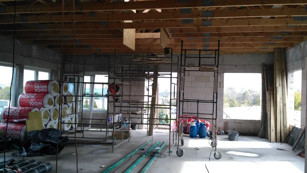 ocieplenie stropu nad nadbudową  widoczne rusztowania 