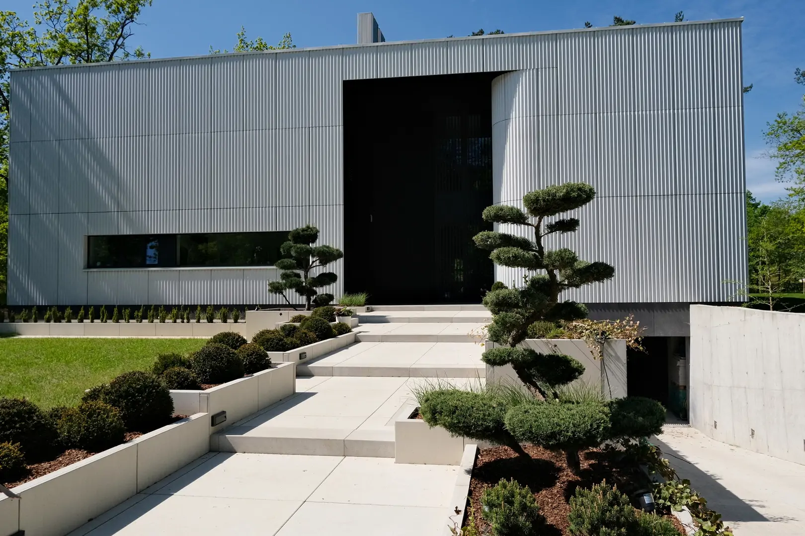 Ekskluzywna nowoczesna willa z minimalistyczną elewacją – budowa domów premium