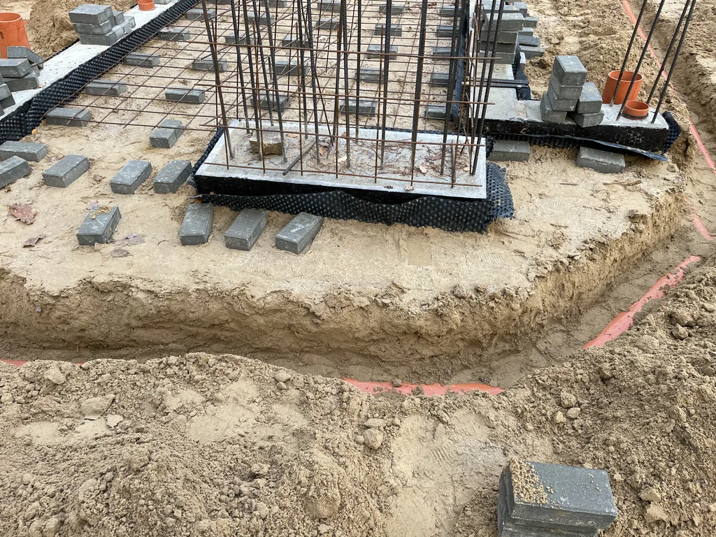 wylane ławy fundamentowe, zbrojenie wystawione pod słupy 