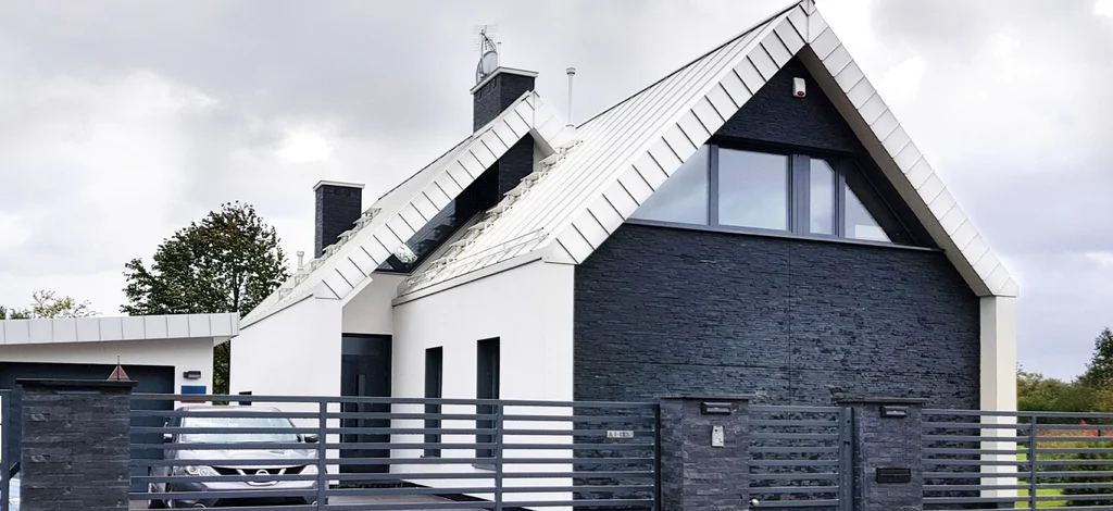 Widok na dom w stanie pod klucz, Wykonane ogrodzenie 