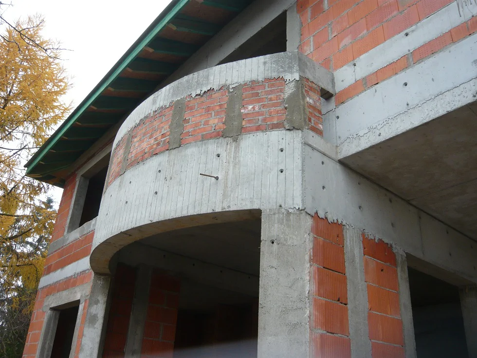 detal zaokrąglonego balkonu żelbetowego z wypełnieniem z pustaków ceramicznych