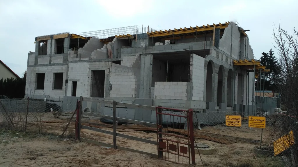 Budynek w stanie surowym, ściany  z silikatów elementy konstrukcyjne 