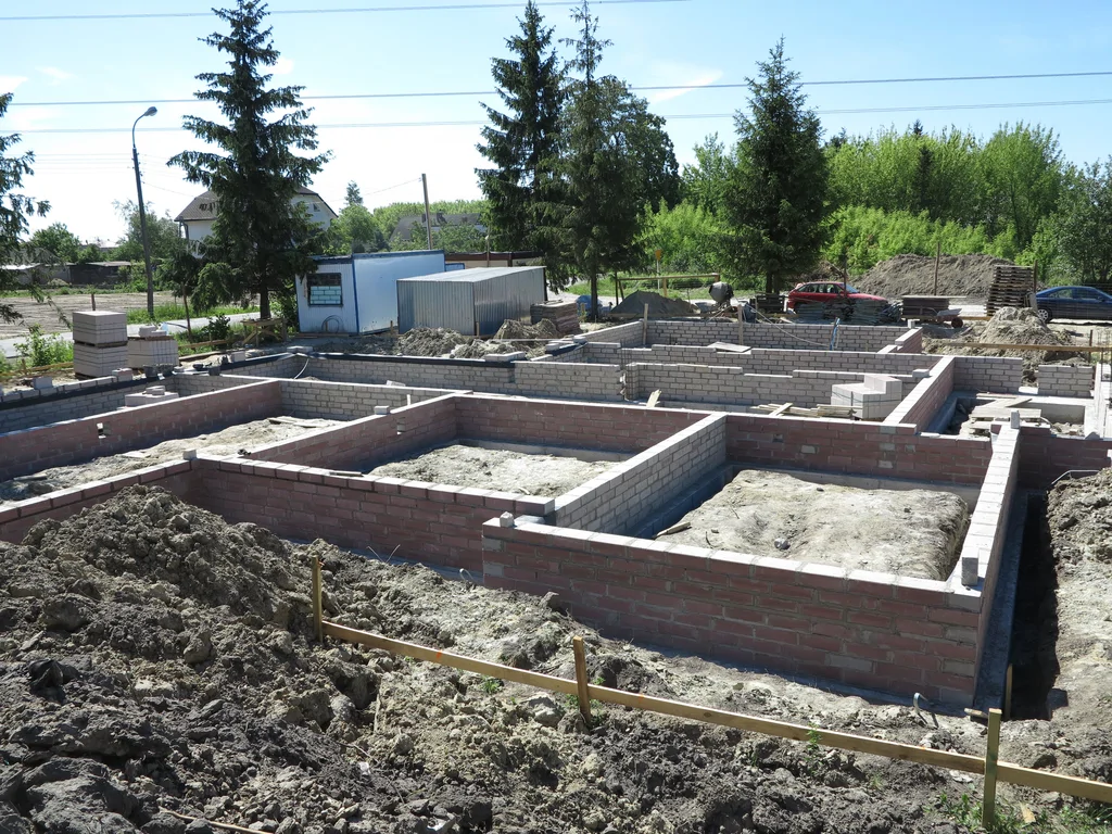 Budowa domu, wykopy wylane ławy fundamentowe i wymurowane ścianki z bloczka betonowego 