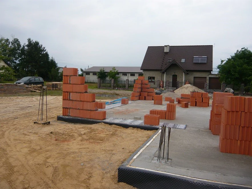 Wykonanie posadzki betonowej na domu jednorodzinnym, murowanie ścian