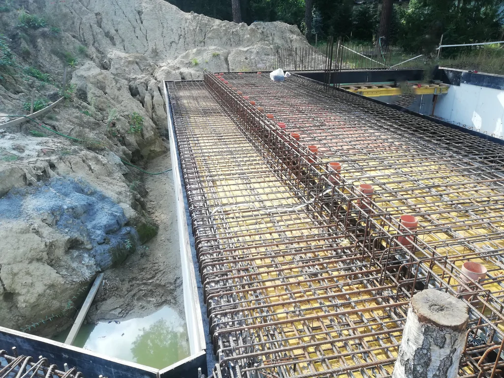 Zbrojenie stropu nad piwnicą domu jednorodzinnego przed betonowaniem