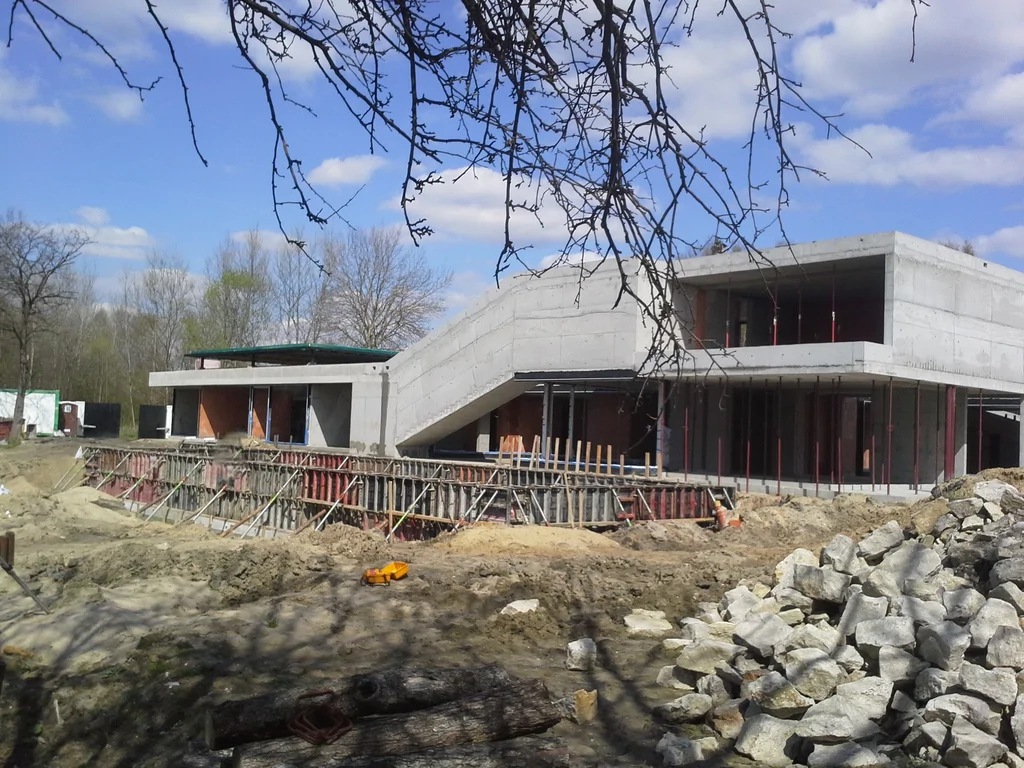 Budowa basenu zewnętrznego, widok na szalunki