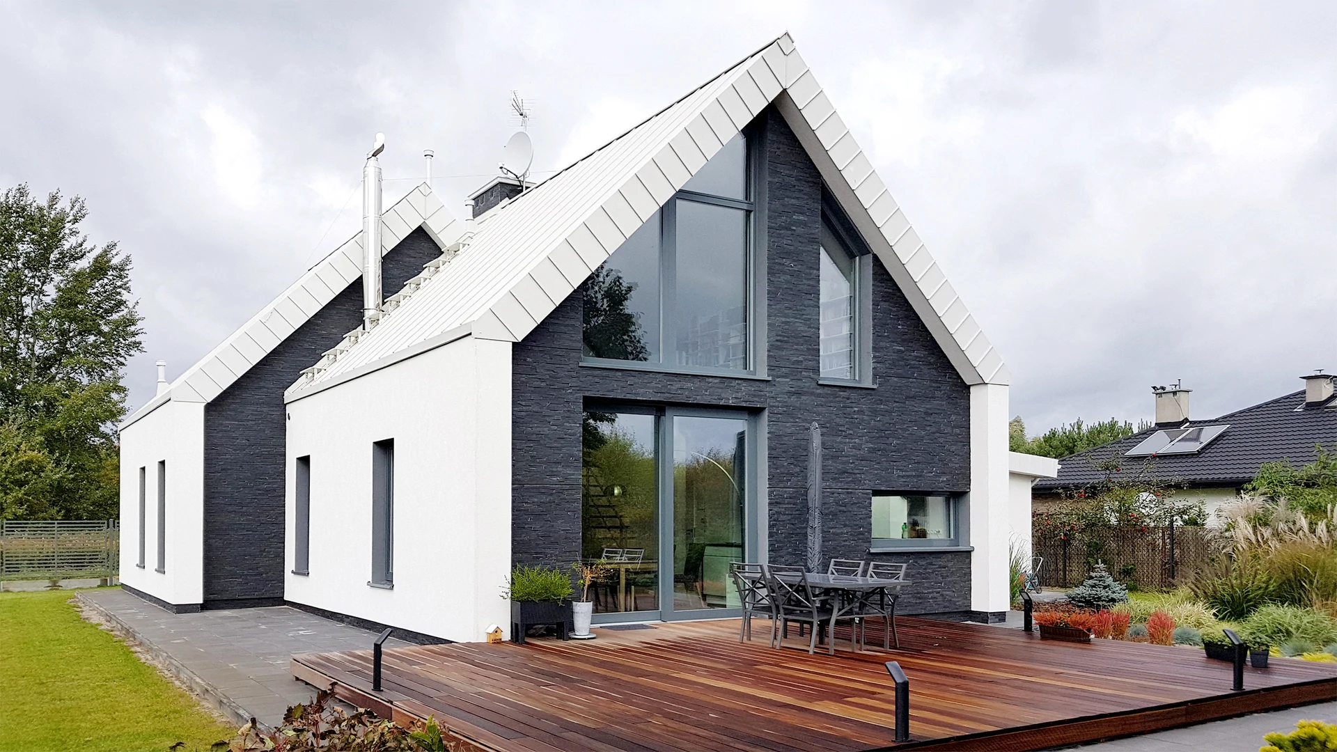 Elegancka willa z jasną elewacją i klasyczną bryłą – budowa ekskluzywnych domów