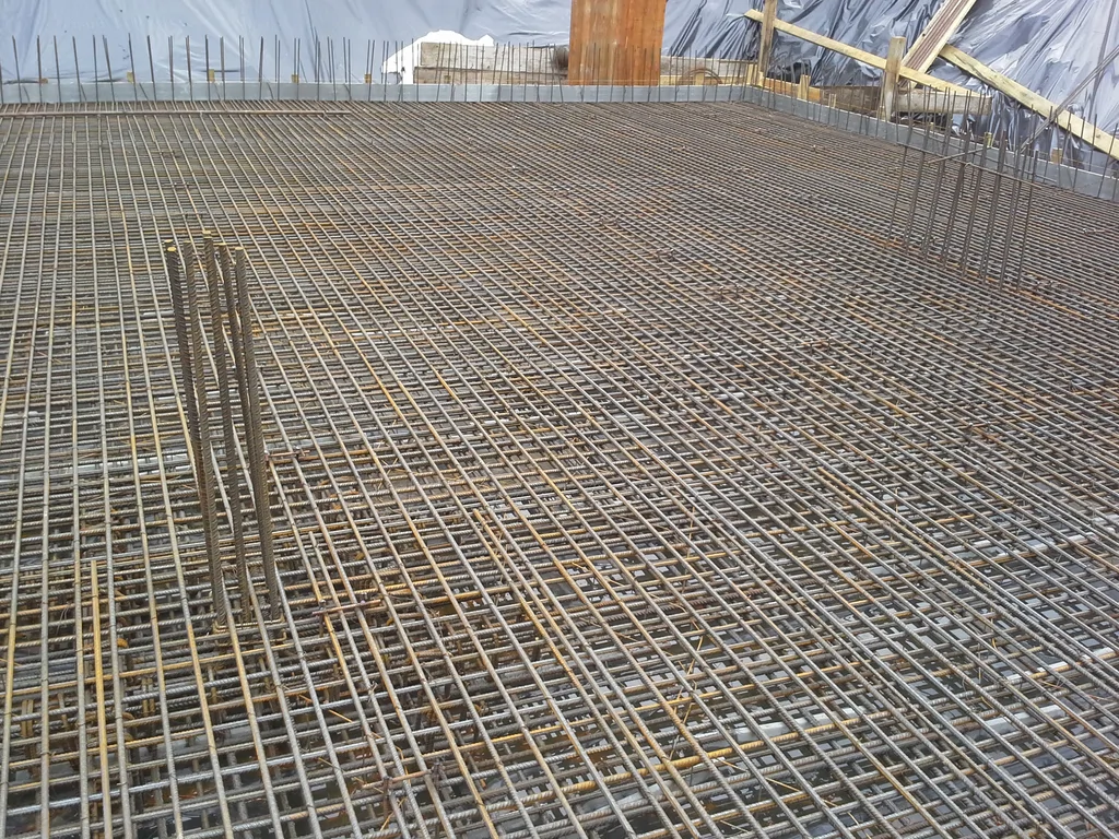 Widok na zbrojenie płyty fundamentowej piwnicy na budowie domu jednorodzinnego 