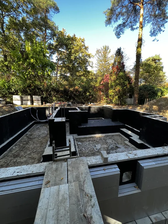 Budynek w stanie surowym, ściany z porothermu, elementy żelbetowe