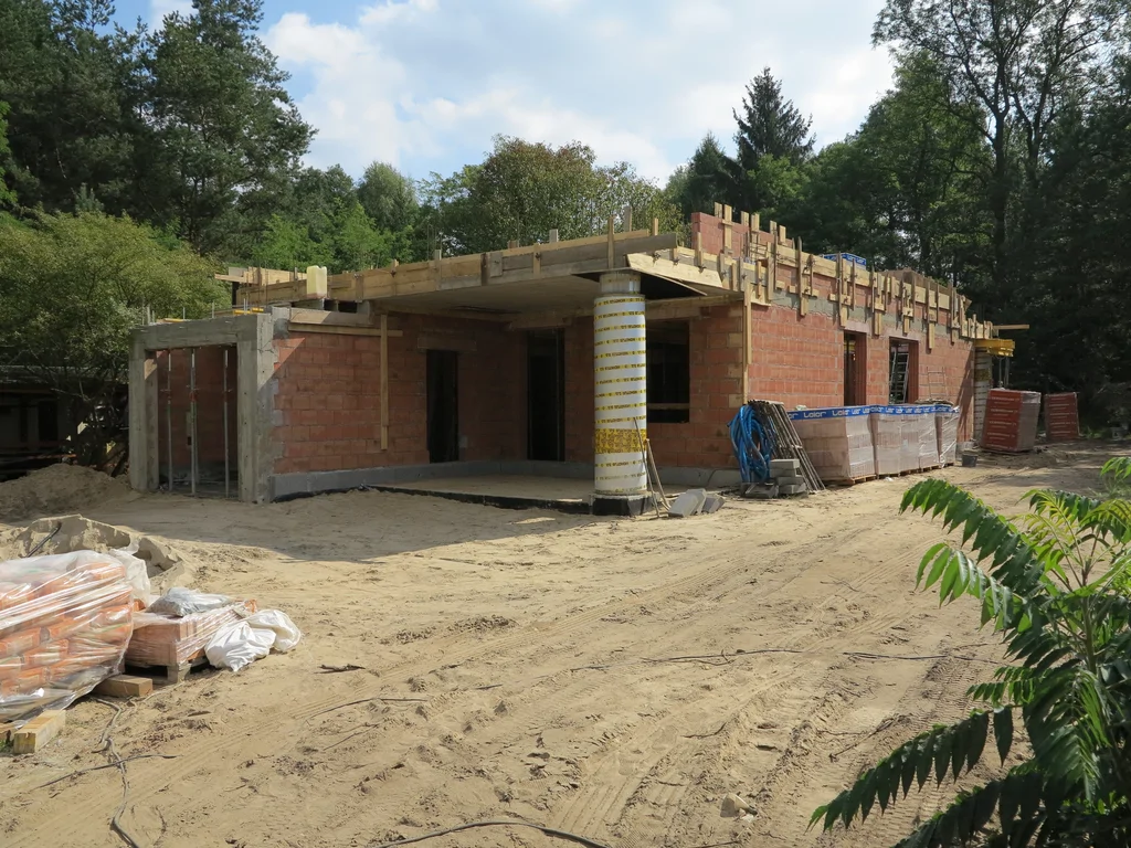 ściany murowane parteru z Porotherm, słupy żelbetowe 