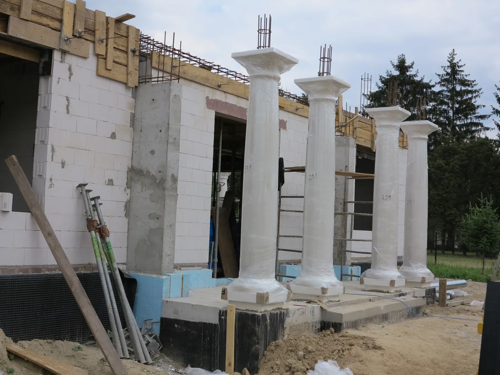 Ściany parteru, słupy okrągłe w strefie wejścia 