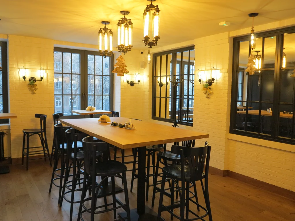 Wnętrza piekarni w stanie deweloperskim, stoliki, witryna okienna 