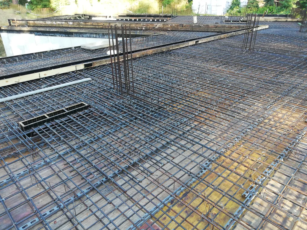 Widok przygotowanego zbrojenia stropu i elementów konstrukcyjnych domu w stanie surowym