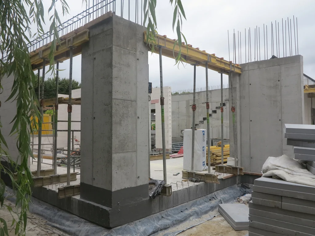 Stan surowy budowy domu, wykonana płyta parteru, ściany z pustaka ceramicznego i żelbety. 