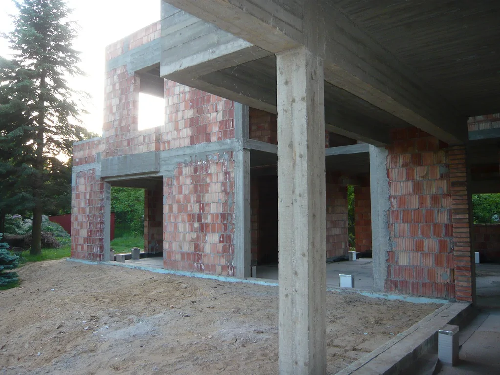 Budowa domu jednorodzinnego, mury pustak maxi, strop żelbetowy, strop terriva, elementy konstrukcyjne, nadproża, 